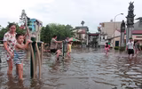 Hà Nội: Sân chơi biến thành 
